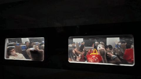 两列恢复号重逢 车窗宛如时光菲林 回家的故事照耀灯火