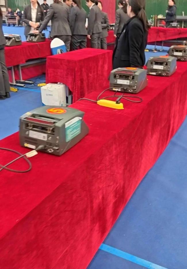 公司年会发6000万 最忙的人出现了 数钱数到手软