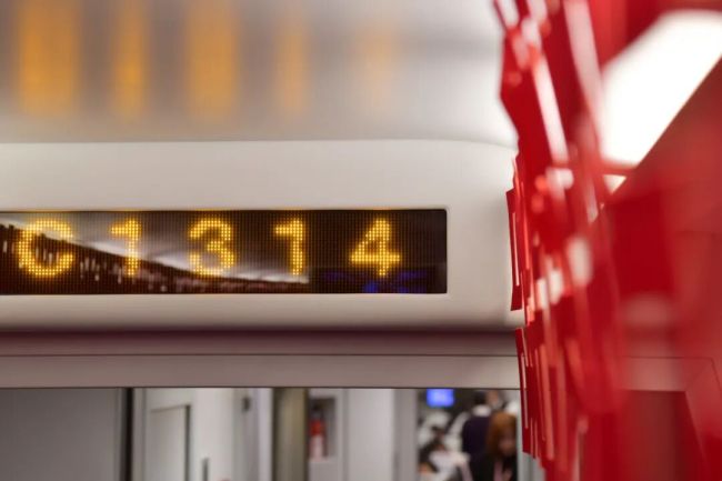 C1314次列车化身移动的“婚礼殿堂” 爱在旅途中共鸣