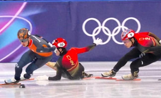 cbc解说林孝埈摔倒似脚下冰面裂开 遗憾的米兰赛道痕迹