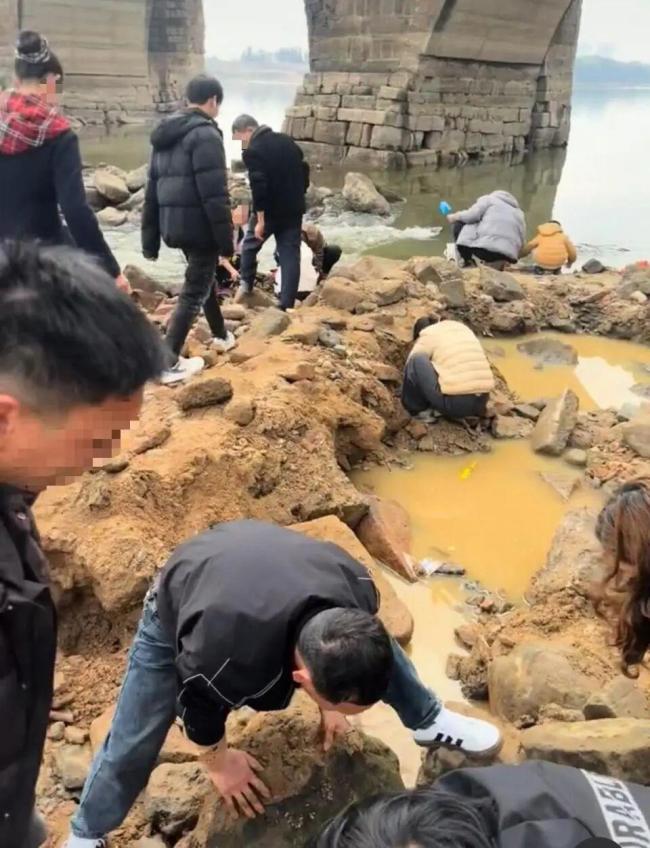 江西一桥下有人挖到金子系谣言