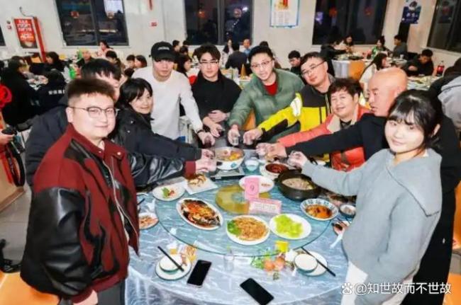 家政大姐带4个空瓶回家过年 祥瑞归来即为年