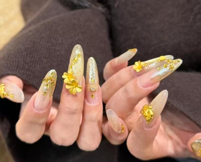 年轻人春节迷上“黄金甲” 小克重金饰成新宠