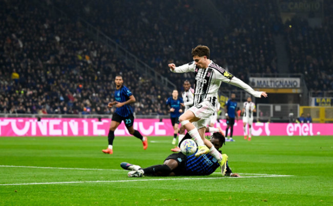 意甲：坎比亚索另类双响 泽林斯基绝杀 国米3-2险胜十人尤文