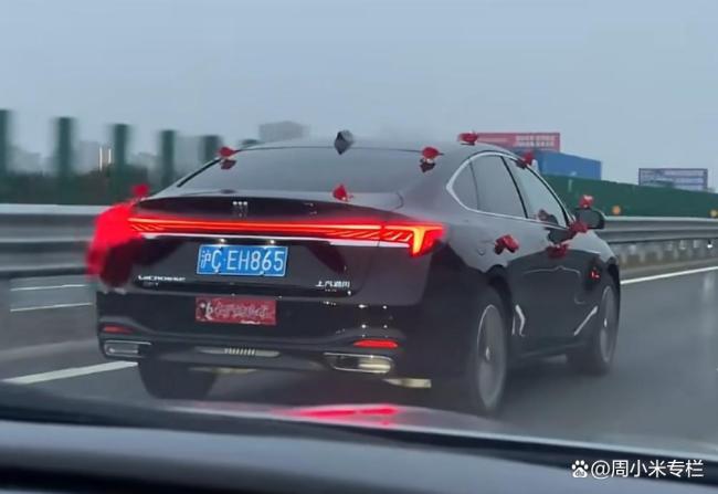 男人7小时开车600公里陪太太过情东谈主节 针织爱情愫动世东谈主