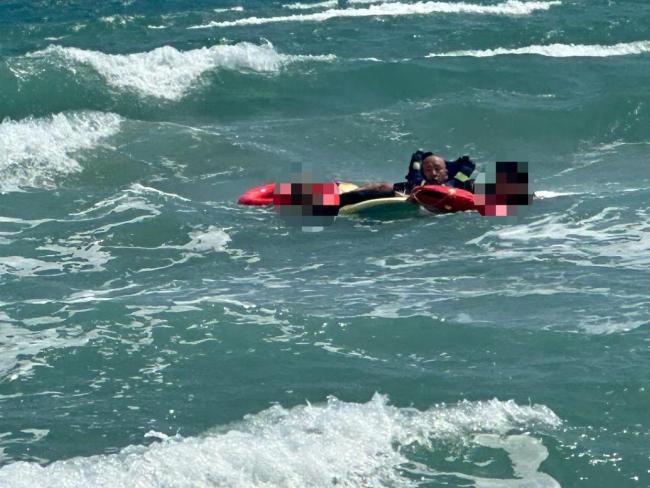 海南万宁救援人员海中救起被困父子