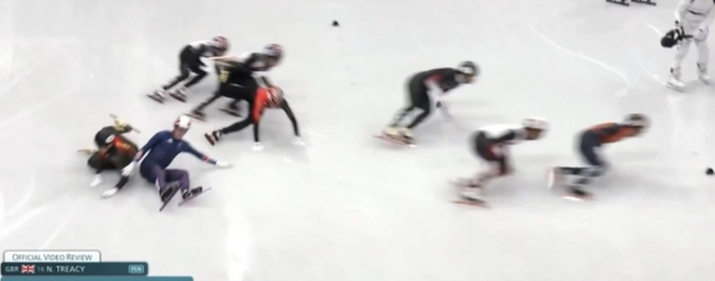 孙龙膝盖流血 被搀扶一瘸一拐离开 意外摔倒影响比赛