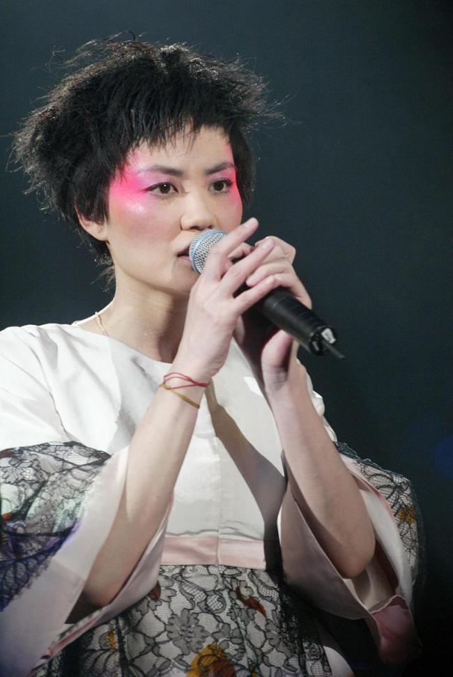 王菲春晚表演 女儿发“挖嘞个亲娘” 岁月流转歌声依旧