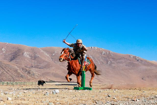 战机战马首次合体为你送上新春祝福 乘势奋蹄共赴新程