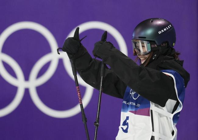 谷爱凌刘梦婷携手出战决赛 共闯自由式滑雪大跳台