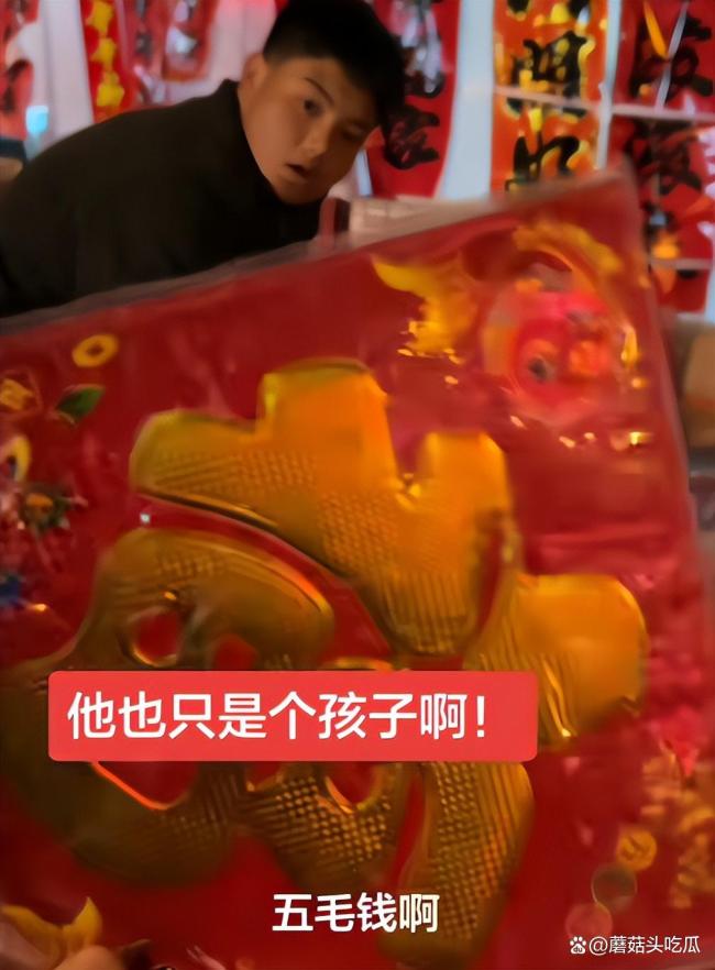 父亲去世母亲手术14岁男孩摆摊卖对联 小小年纪扛起家庭重担