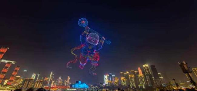 除夕夜万架无人机“赛博”拜年 光影盛宴迎新春