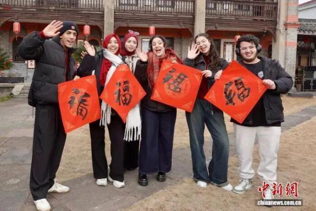 “福”字贴正 日子贴心 分场景合寓意