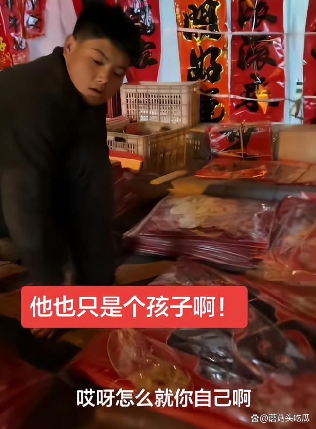 父亲去世母亲手术14岁男孩摆摊卖对联 小小年纪扛起家庭重担