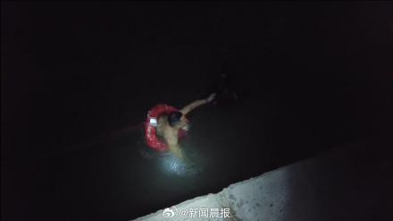 男子夜间坠河 民警跃入冰水救人