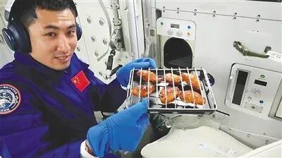 天宮上的餃子是“飛”進嘴里的 太空年夜飯的詩意瞬間