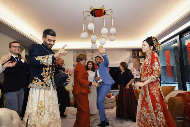 义乌外国人沉浸式融入中式生活 中西混搭快乐翻倍