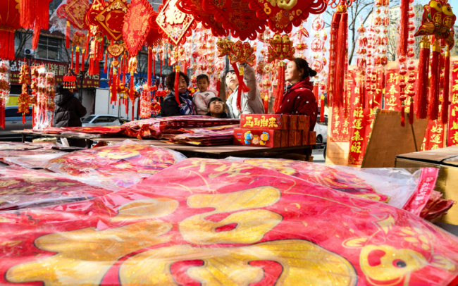 老两口去孩子家里“反向”过年