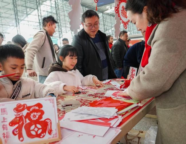 全国多地机场汉服巡游上线 国风空港祥瑞巡游