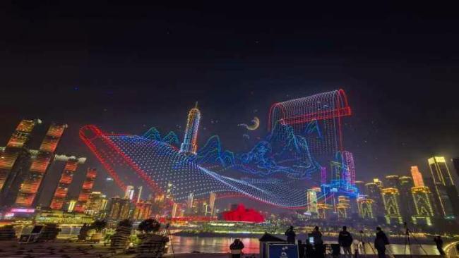 除夕夜万架无人机“赛博”拜年 光影盛宴迎新春