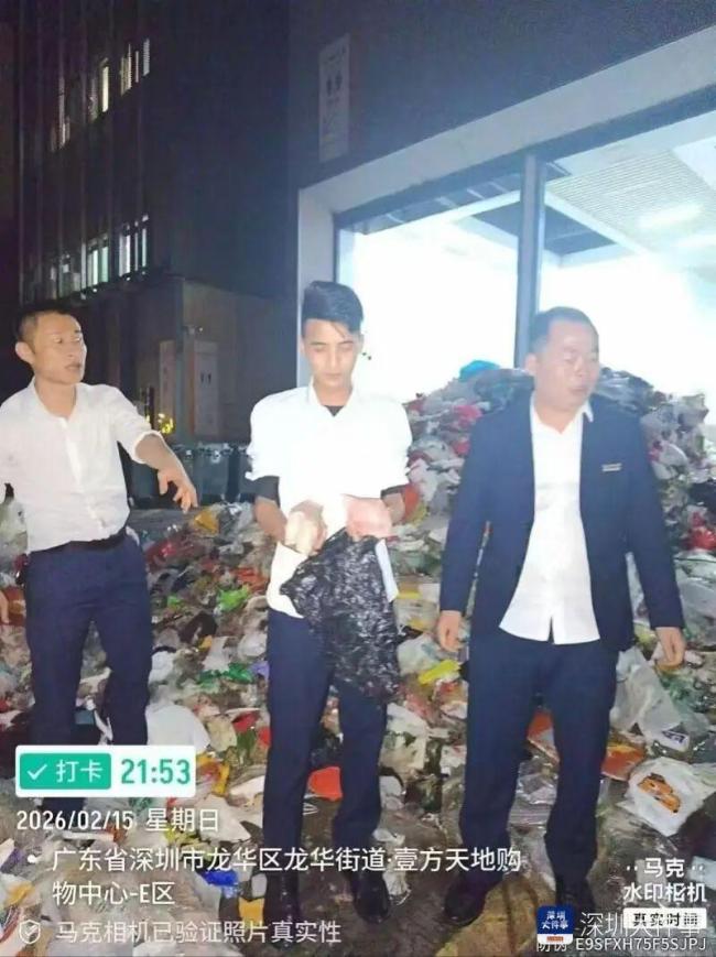 10万现款被误扔 物业翻13吨垃圾找回 7小时不懈勇猛