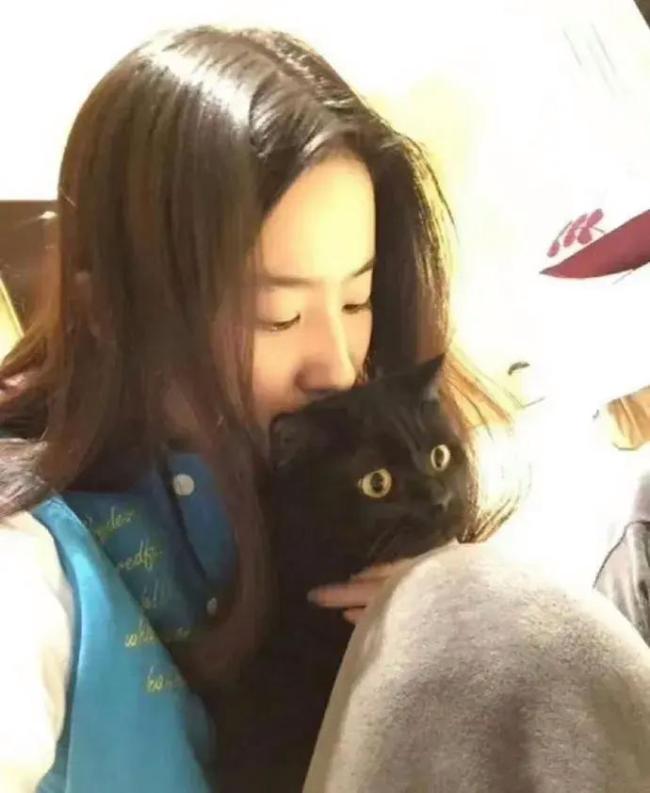 刘亦菲晒贺年照 素颜抱狗引热议