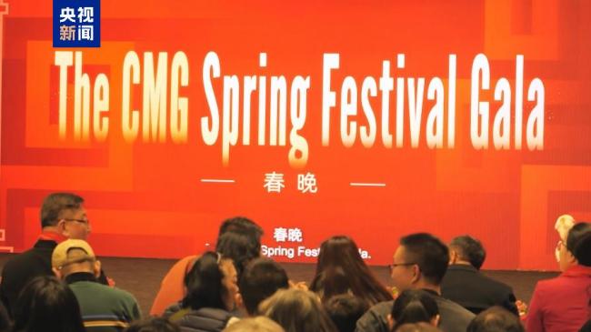 美国“梦天轮”披中国红庆马年新春 点亮纽约夜空