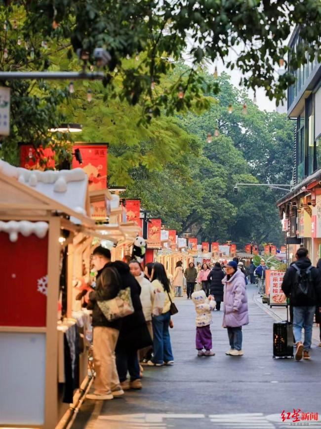 市民游客沉浸式打卡成都望平坊年味 新春盛装引人入胜