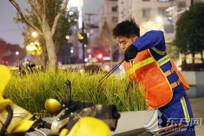 00后环卫工的除夕夜 守夜人点亮城市文明之光