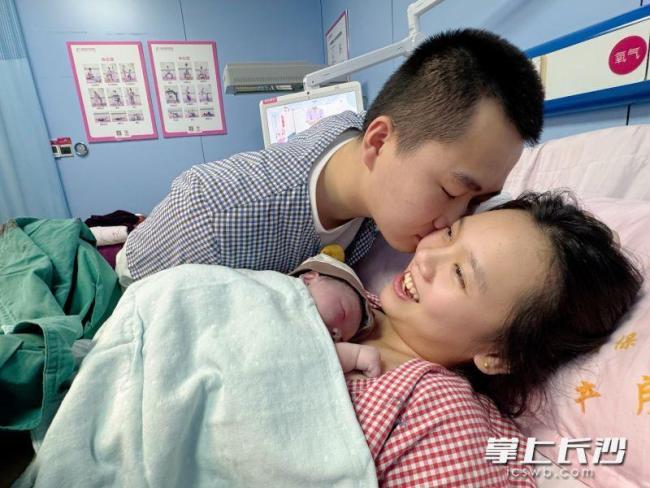 零点刚过“马宝宝”就来报到了 新年希望降临