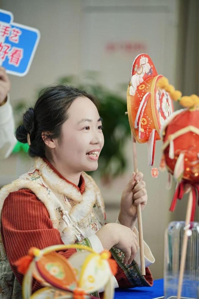 春晚舞臺上的“小馬燈”出自誰手 90后篾匠匠心打造