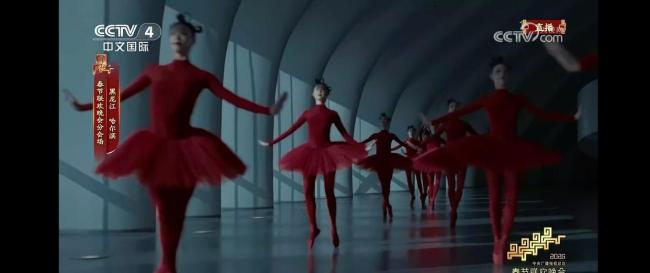 孙千春晚哈尔滨分会场芭蕾舞惊艳亮相 红裙旋转冰雪中
