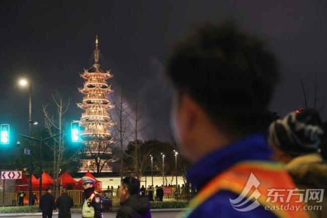 00后环卫工的除夕夜 守夜人点亮城市文明之光