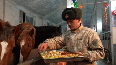 上完春晚 这些军马去干啥了 享受专属年夜饭