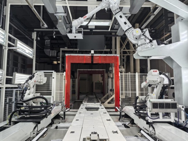 红旗制造中心涂装车间。人民网记者 王海跃摄