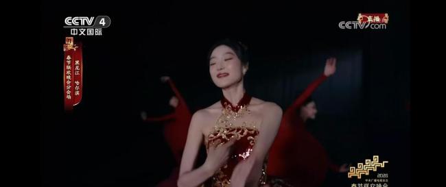 孙千春晚哈尔滨分会场芭蕾舞惊艳亮相 红裙旋转冰雪中