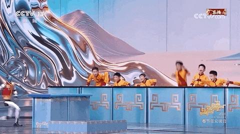 媒体评机器人春晚“炸场” 科技与传统硬核碰撞