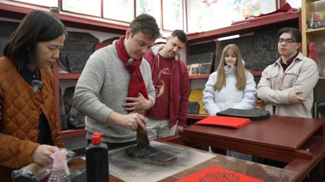 匈牙利友人探寻中国春节文化密码 体验年味儿之旅