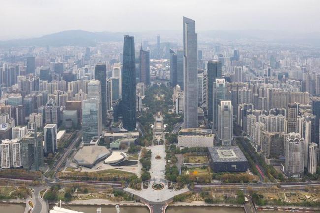 广州塔喜迎“头彩”家庭 新春登高望远