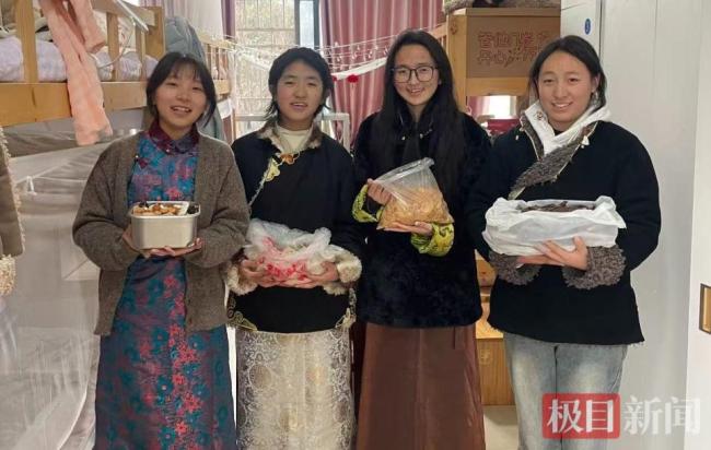 武汉一中学老师“上门”给学生拜年 温暖陪伴过大年