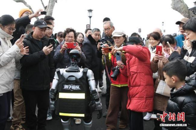 杭州西湖老民警与新“同事”同框