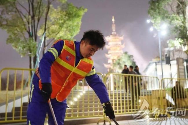 00后环卫工的除夕夜