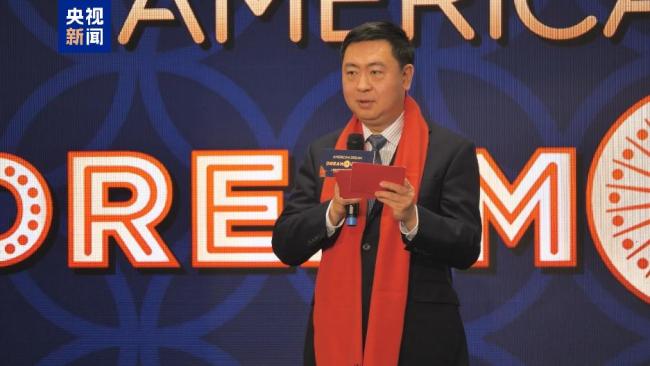 美国“梦天轮”披中国红庆马年新春