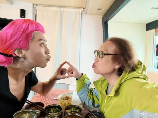 邓超姆妈 温馨互动引眷注