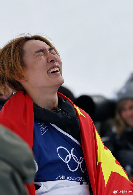 苏翊鸣身披国旗激情庆祝 冬奥首金荣耀时刻