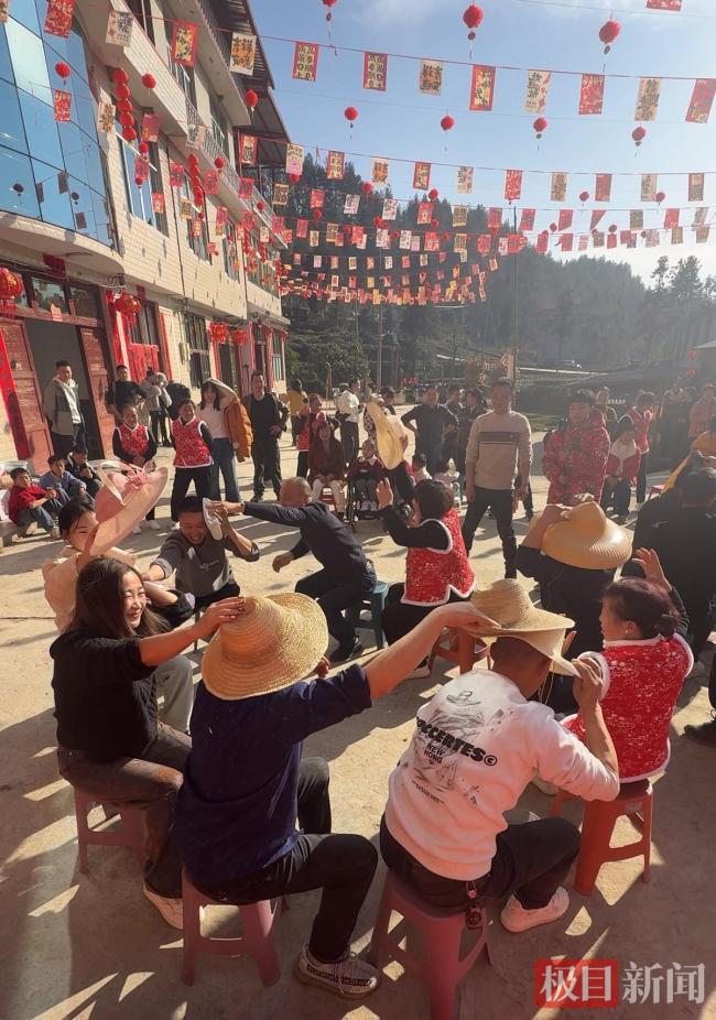 湖北恩施一家52口人自办“春晚” 亲情演绎年味浓