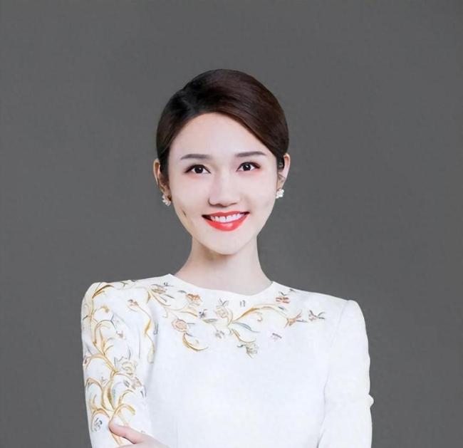 央视主持人龙洋回应“眼神上瞟” 一场关于生理构造的误会