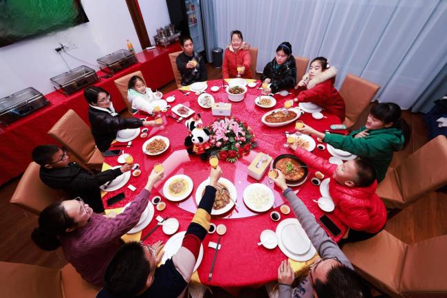 年轻人直呼被过年红包掏空了 春节变春“劫”