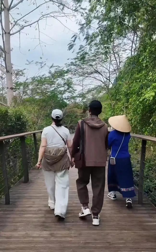 主持人张蕾:大年初二宜陪爸妈,常回家看看