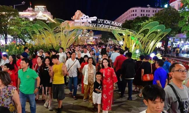 越南胡志明市除夕夜烟花齐鸣 城市欢腾共庆新年